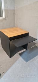 Scrivania compatta con ripiano estraibile