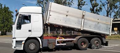 Autocarro con ribaltabile