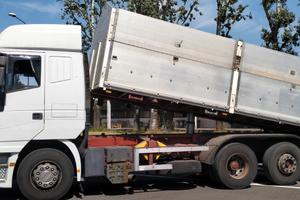 Autocarro con ribaltabile