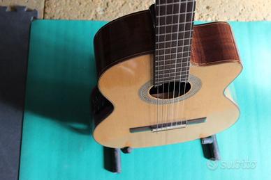 chitarra classica acustica amplificata