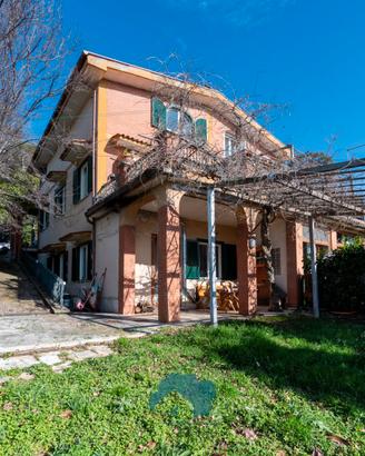 POLI: PORZIONE DI BIFAMILIARE CON GIARDINO
