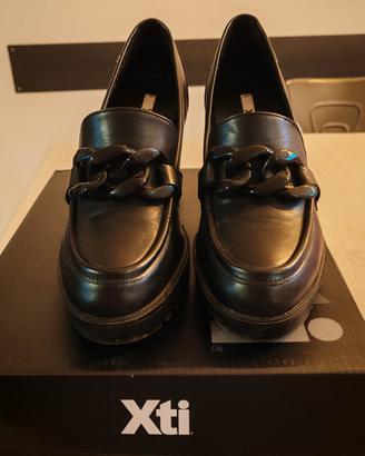Mocassino nero con tacco