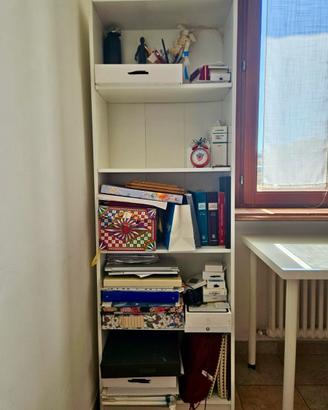 Camera ikea (tavolo, sedia e libreria billy)