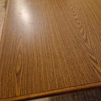 tavolo da pranzo con poggia piedi . smontabile!