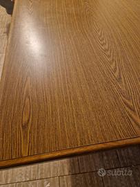 tavolo da pranzo con poggia piedi . smontabile!