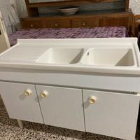 Lavabo in ceramica con mobile vintage