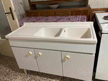 Lavabo in ceramica con mobile vintage