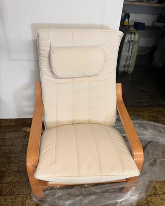 Poltrona Poang ikea con poggiapiedi