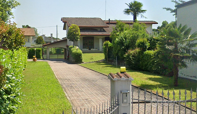 Casa singola con meraviglioso giardino di 2000 mq.