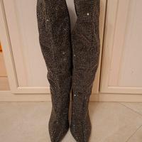 Stivali alti ricoperti di strass 