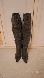 Stivali alti ricoperti di strass 