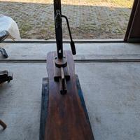 Tappatrice per diverse misure di bottiglie 