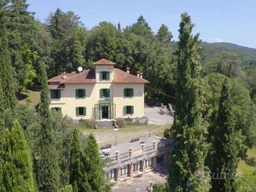 Rustico / Casale di 600 m² con più di 5 locali e b