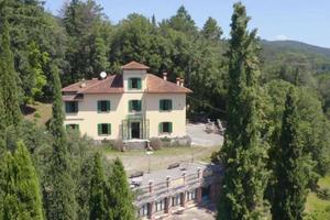 Rustico / Casale di 600 m² con più di 5 locali e b