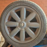 Cerchi originali per mini cooper con pneumatici.