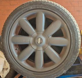 Cerchi originali per mini cooper con pneumatici.