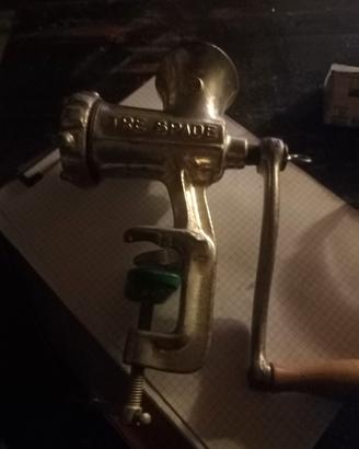 tritacarne antico funzionante 