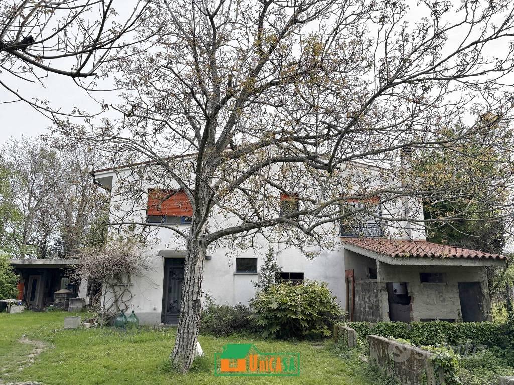 Rustico / Casale di 130 m² con 4 locali e box auto - Altro