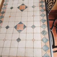 Tavolo in marmo e ferro battuto con sedie.