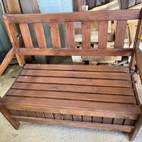 Panchina in larice con seduta contenitiva