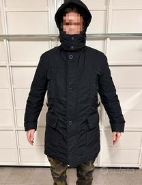 Giacca PARKA lunga di Zara colore nero.