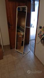 Specchio IKEA con appendiabiti