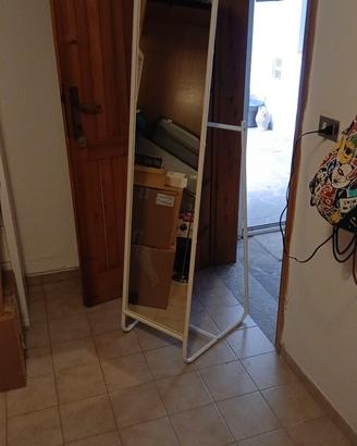 Specchio IKEA con appendiabiti