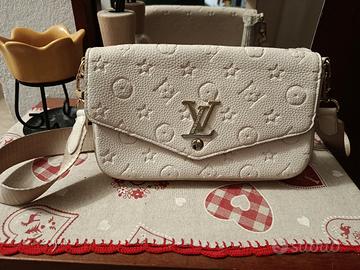 Pochette effetto trapuntato con catena dorata