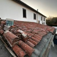 Partita di coppi vecchi fatti a mano in terracotta