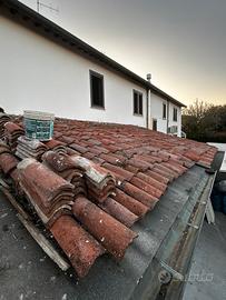 Partita di coppi vecchi fatti a mano in terracotta
