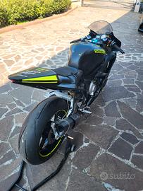 R6 2001  da pista 