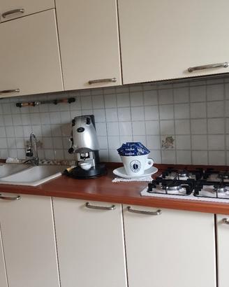 cucina completa tavolo...sedie... lampadario