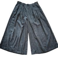 Pantaloni lunghi a gamba larga neri e grigi. T-M