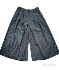 Pantaloni lunghi a gamba larga neri e grigi. T-M