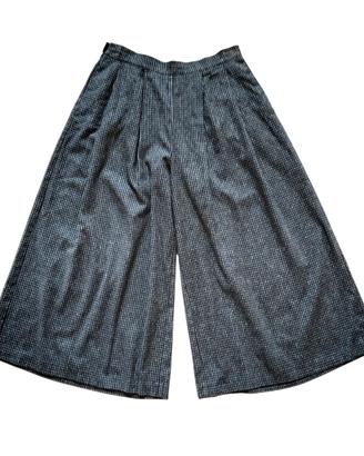 Pantaloni lunghi a gamba larga neri e grigi. T-M