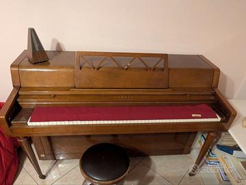 Pianoforte Yamaha giapponese anni ’60 con sgabello