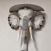 Elefante in legno fatto a mano