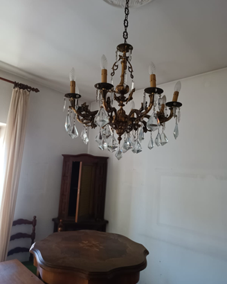 Lampadario antico in ottone con cristalli – stile