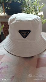 cappello pescatore prada 