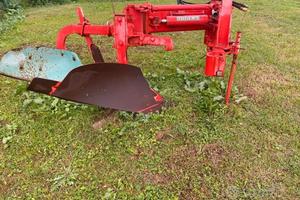 Aratro bivomere idraulico