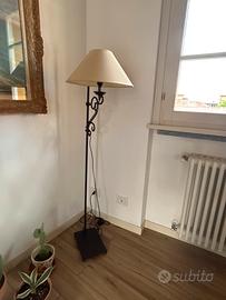 Lampada da terra vintage in ferro battuto