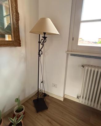 Lampada da terra vintage in ferro battuto