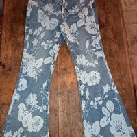 pantaloni a zampa di elefante con stile fiorito