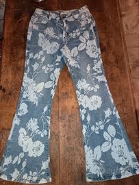 pantaloni a zampa di elefante con stile fiorito