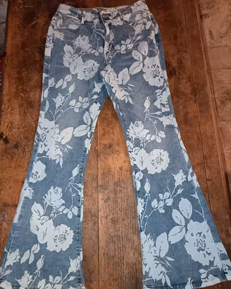 pantaloni a zampa di elefante con stile fiorito