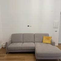 Divano quasi nuovo grigio chiaro con chaise longue