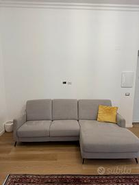 Divano quasi nuovo grigio chiaro con chaise longue