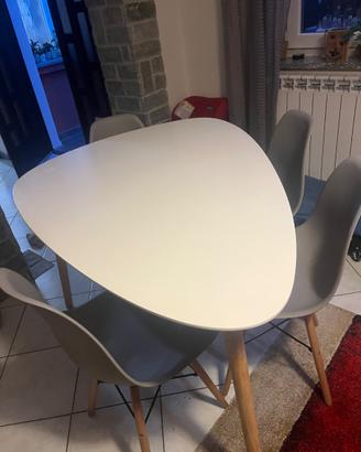 Tavolo Maison du Monde  con 4 sedie