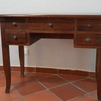 Scrivania in legno con 5 cassetti – Stile classico