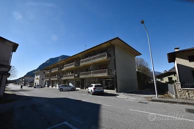 VENZONE: negozio vetrinato sulla ciclabile Alpe A